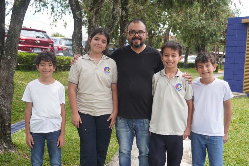 Estudiantes de primaria de Saint Anthony School junto a su entrenador en las instalaciones del colegio.